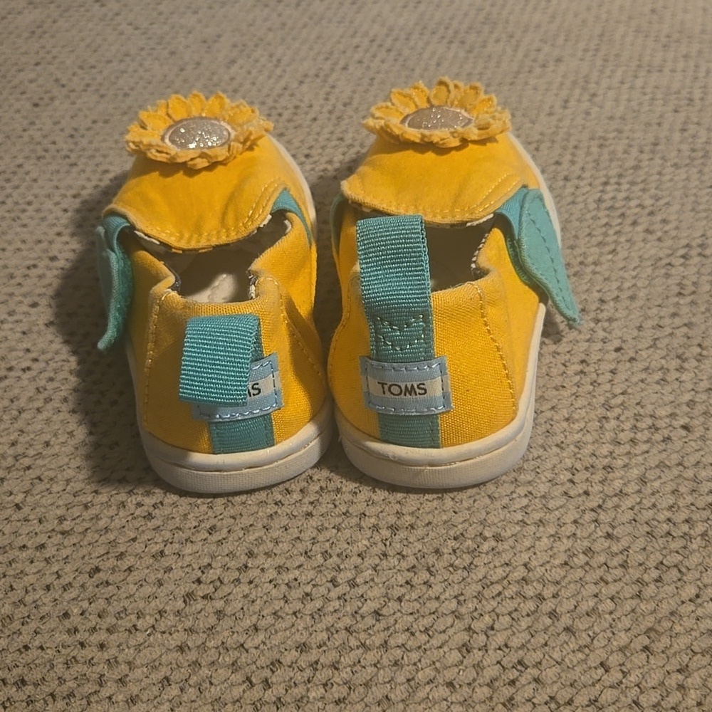 TOMS Kids Yellow Slip-On Shoes with Sunflower Design - Picture 2 of 4